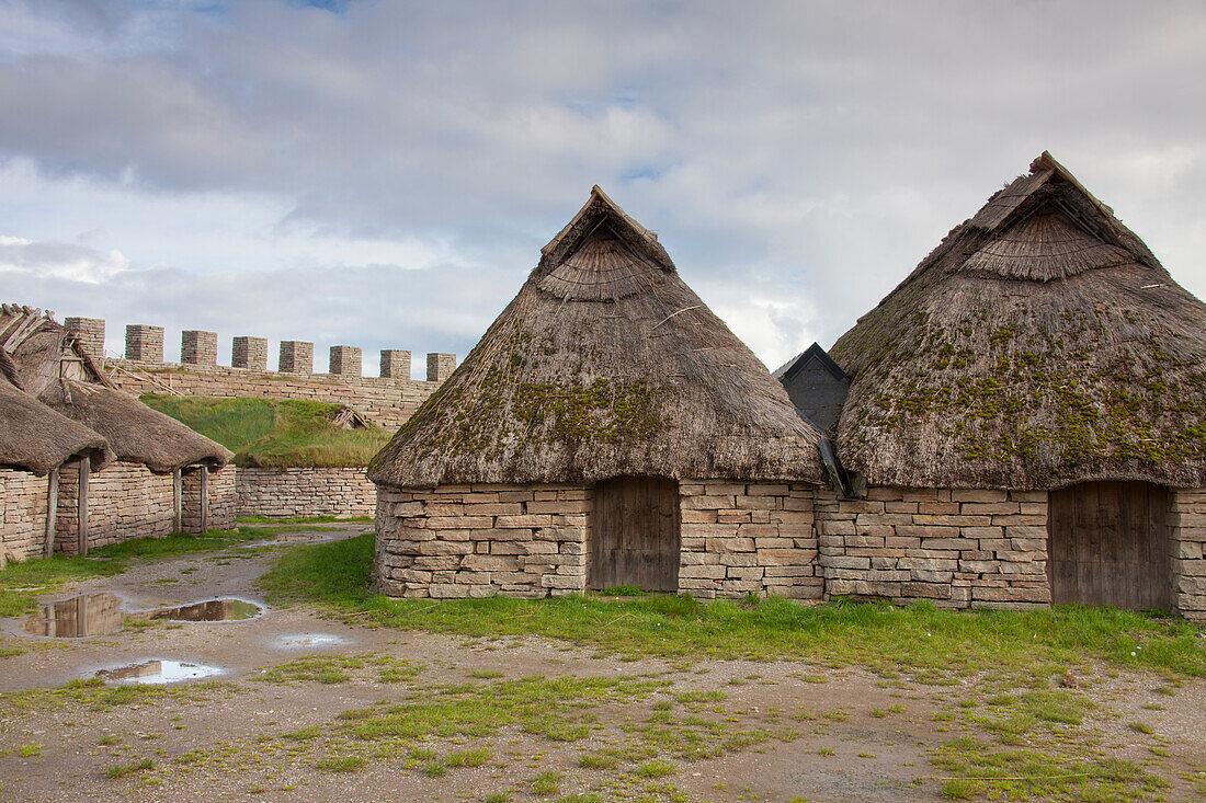 Burg Eketorp, alte Häuser in der Festung, Herbst, Öland, Schweden