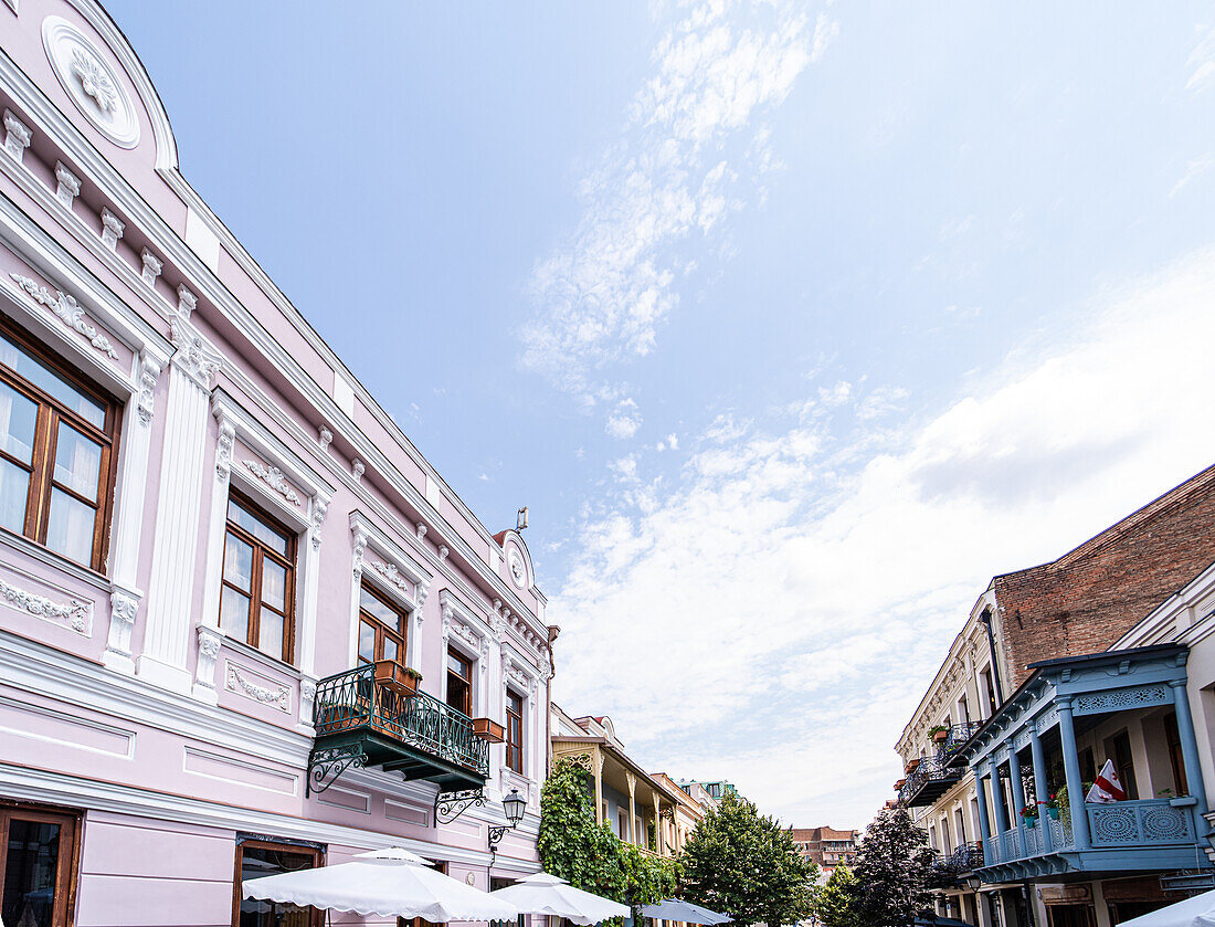 Architektonisches Detail der Fassade von Gebäuden in der Altstadt von Tiflis, der Hauptstadt von Georgien