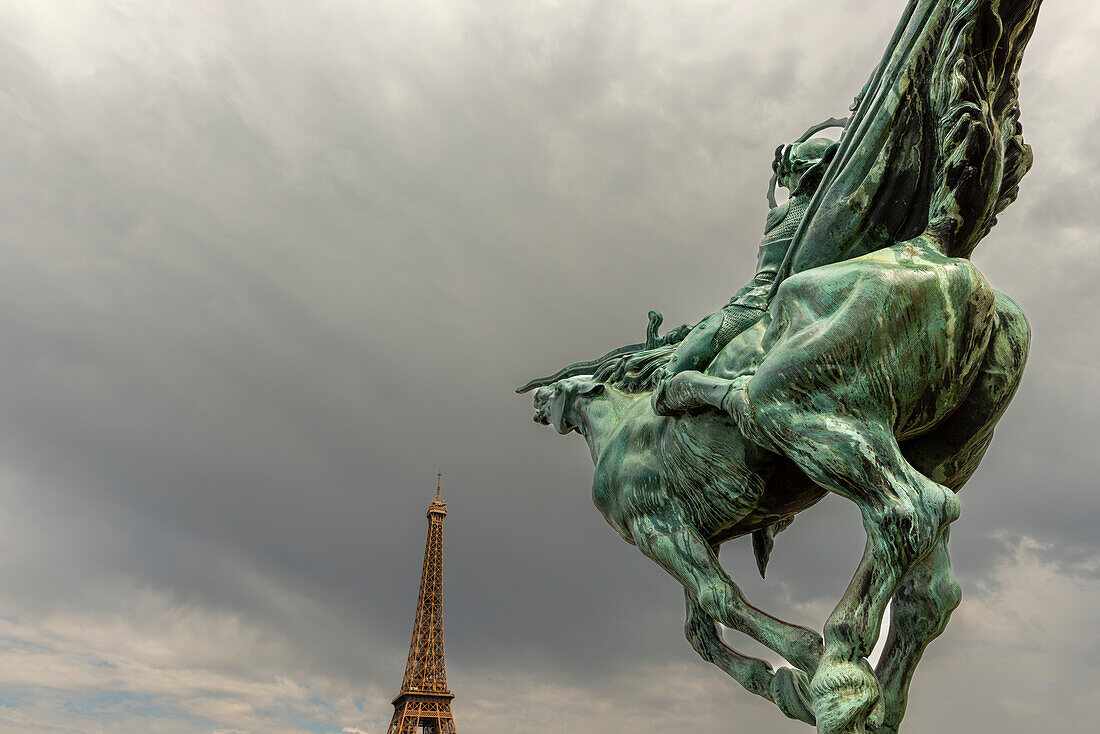 Statue von Jeanne d'Arc auf der Pont Bir Hakeim, dahinter der Eiffelturm, Paris, Île-de-France, Frankreich, Europa