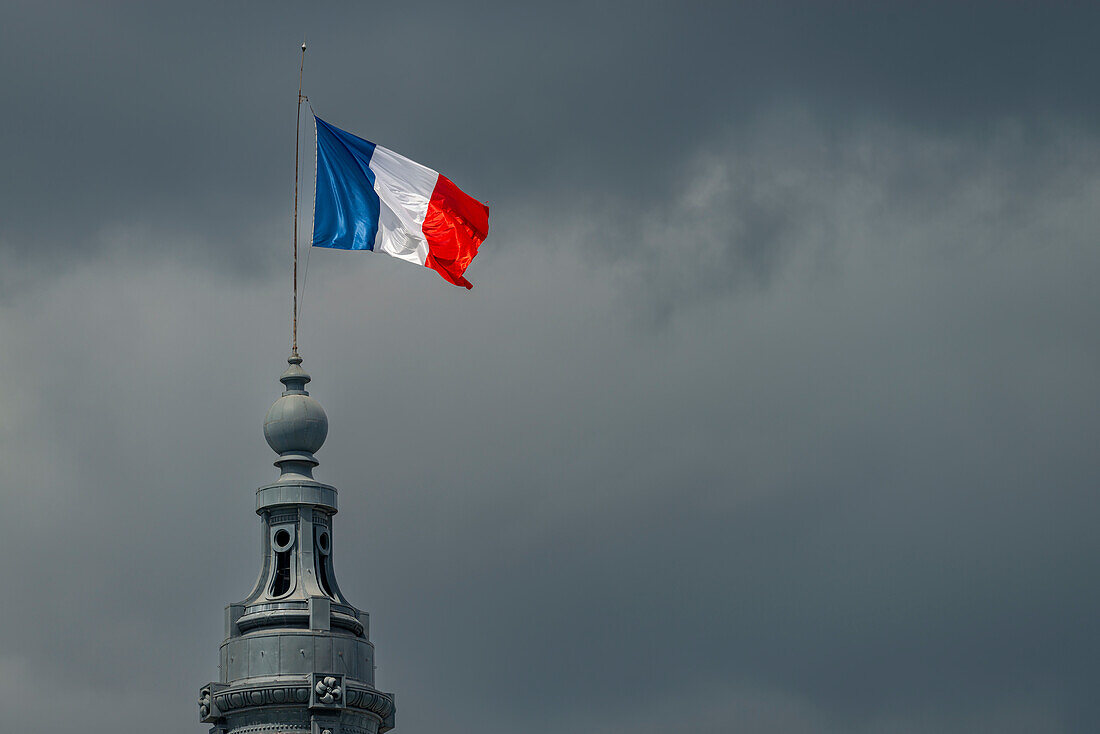 die französiche Nationalfahne, Trikolore, auf dem Grand Palais,  Paris, Île-de-France, Frankreich, Europa