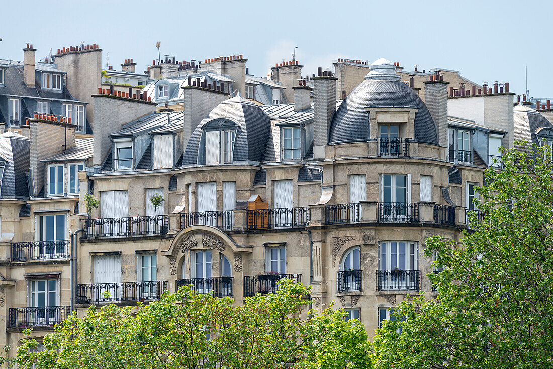  Parisian architecture, luxury apartments along the Seine, Paris, Île-de-France, France, Europe 