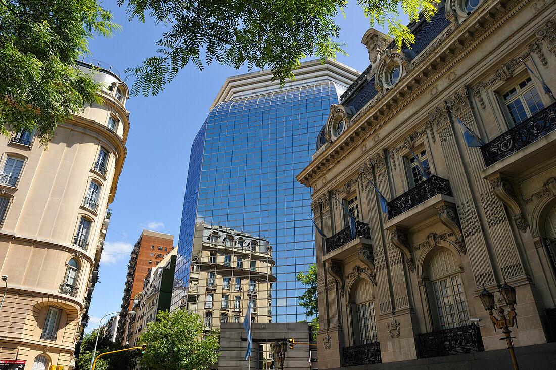 San Martin Palace und im Hintergrund das neue Gebäude des Ministeriums, Plaza General San Martin, Retiro-Viertel, Buenos Aires, Argentinien, Südamerika