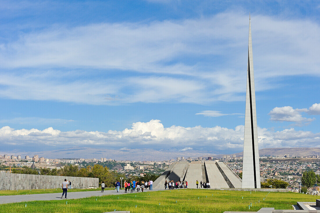  Gedenkstätte für den Völkermord an den Armeniern auf dem Hügel von Tsitsernakaberd in Jerewan, Armenien, Eurasien 