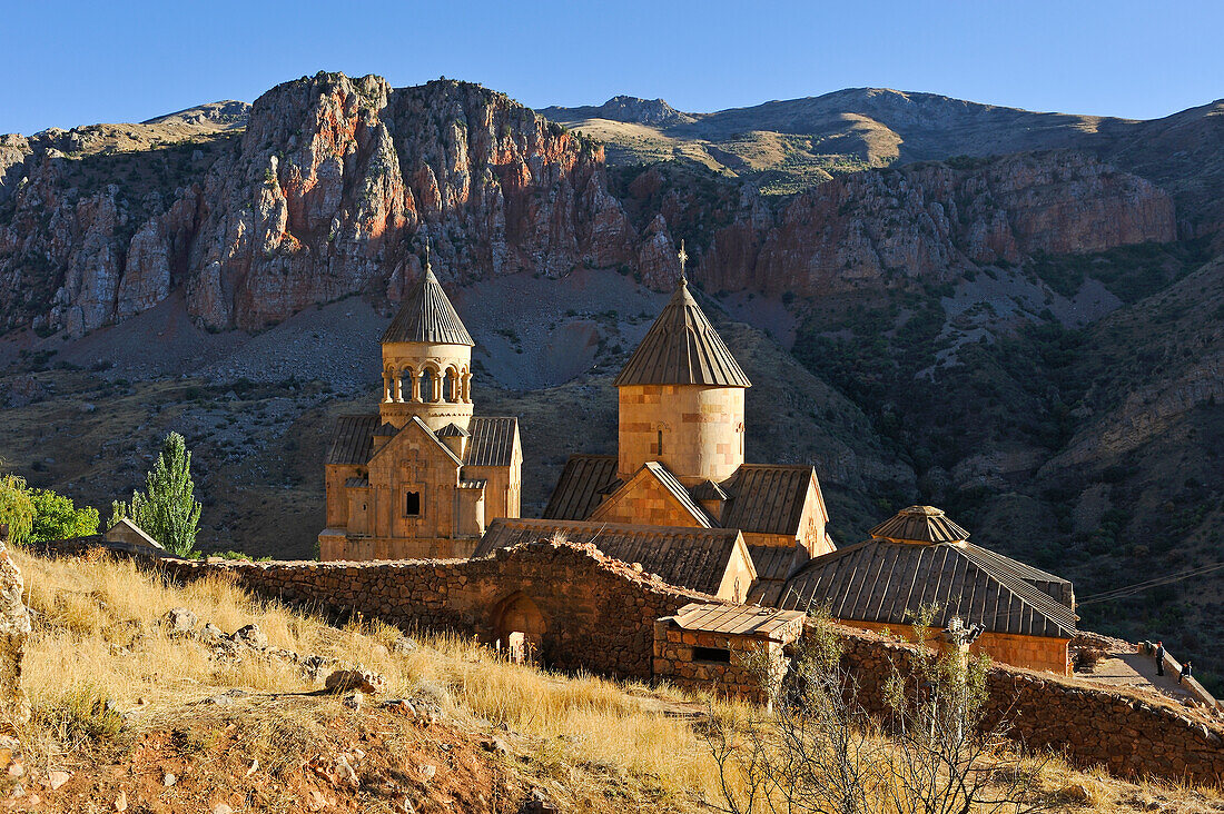  Übersicht über das Kloster Noravank und die Schluchten des Flusses Amaghu, in der Nähe von Jeghegnadsor, Armenien, Eurasien 