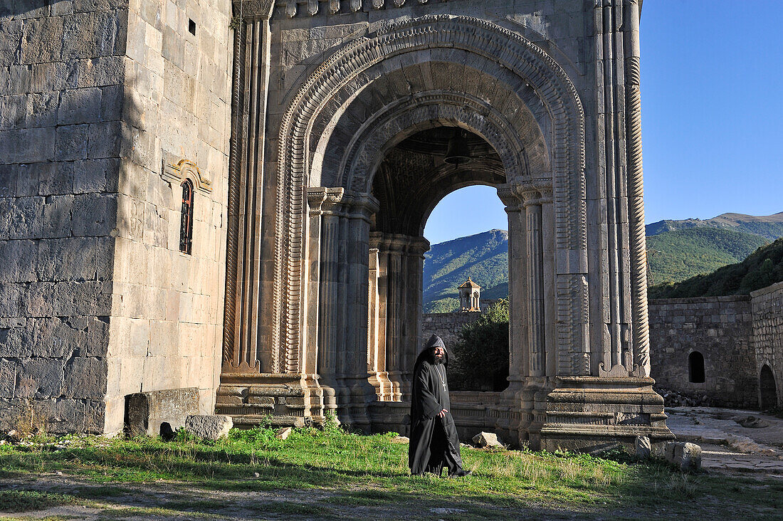  Priester vor dem Narthex der St. Paul und Peter Kirche, Tatev Kloster, Syunik Provinz im Südosten Armeniens, Eurasien 