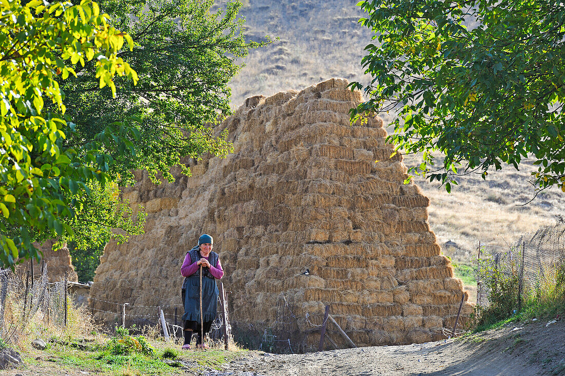  Stapel von Stroh, um Jeghegnadsor, Provinz Wajoz Dsor, Armenien, Eurasien 