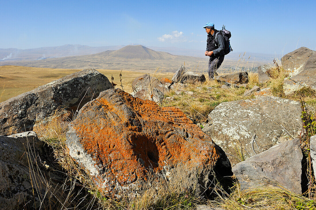  Petroglyphen auf Felsen des Argitchi-Plateaus, Armaghan-Vulkan im Hintergrund, Gegharkunik-Region, Armenien, Eurasien 