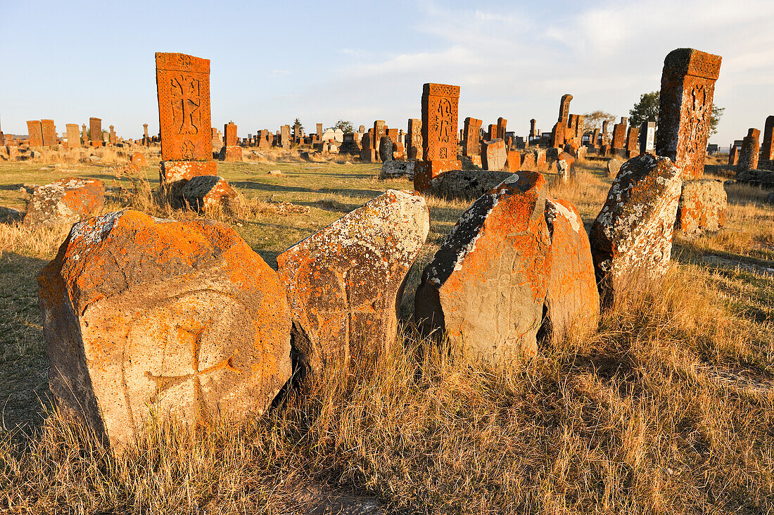  Noratus-Friedhof (der größte erhaltene Friedhof mit Chatschkaren in Armenien), in der Nähe des Sewansees, Region Gegharkunik, Armenien, Eurasien 