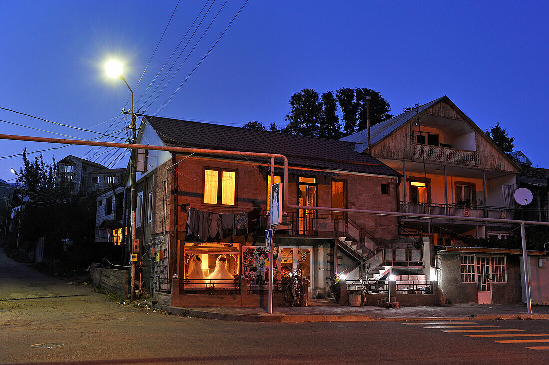  Kalinini-Straße bei Nacht in Dilidjan, Tavush-Region, Armenien, Eurasien 