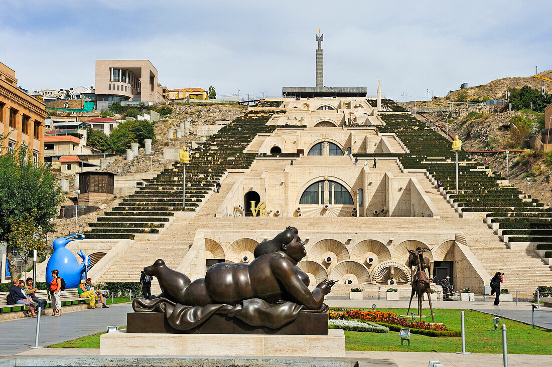  die monumentale Treppe und Gartenkaskade vom Tamanyan-Platz aus gesehen, mit einer Skulptur von Fernando Botero im Vordergrund, Eriwan, Armenien, Eurasien 