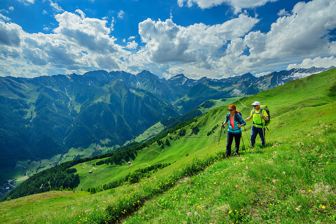  Man and woman hiking on the Pfunderer Höhenweg, Pfunderer Höhenweg, Zillertal Alps, South Tyrol, Italy 