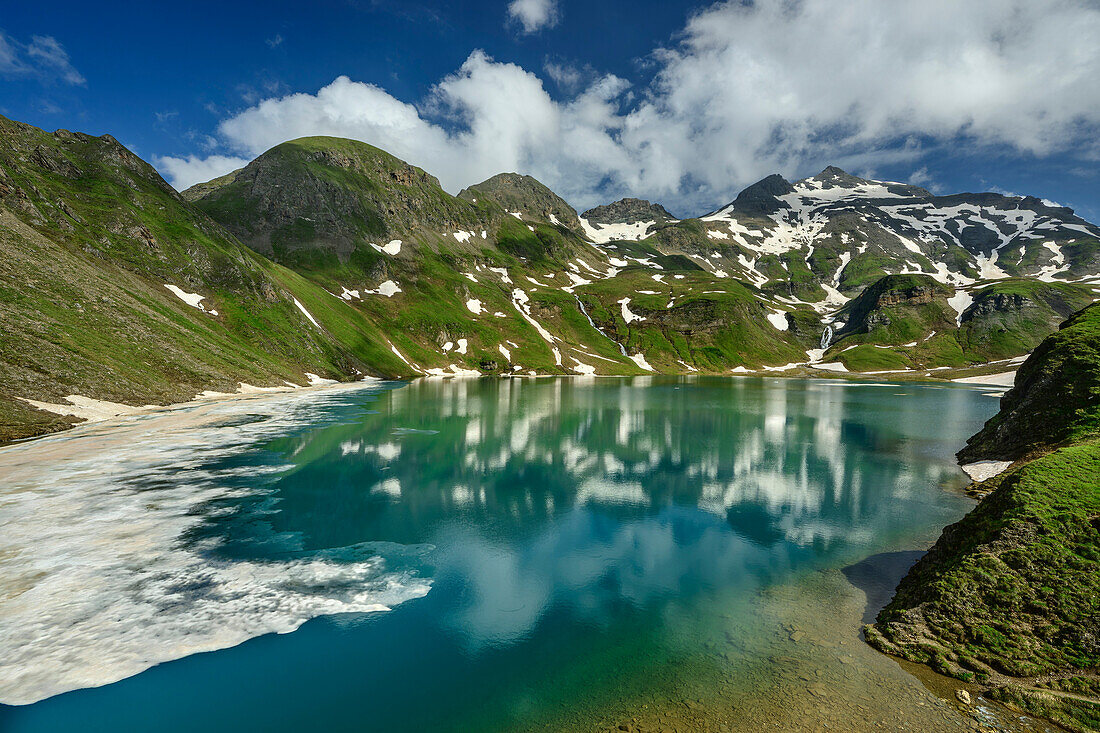 Teils eisbedeckter Wilder See mit Wilder Kreuzspitze, Wilder See, Pfunderer Höhenweg, Zillertaler Alpen, Südtirol, Italien