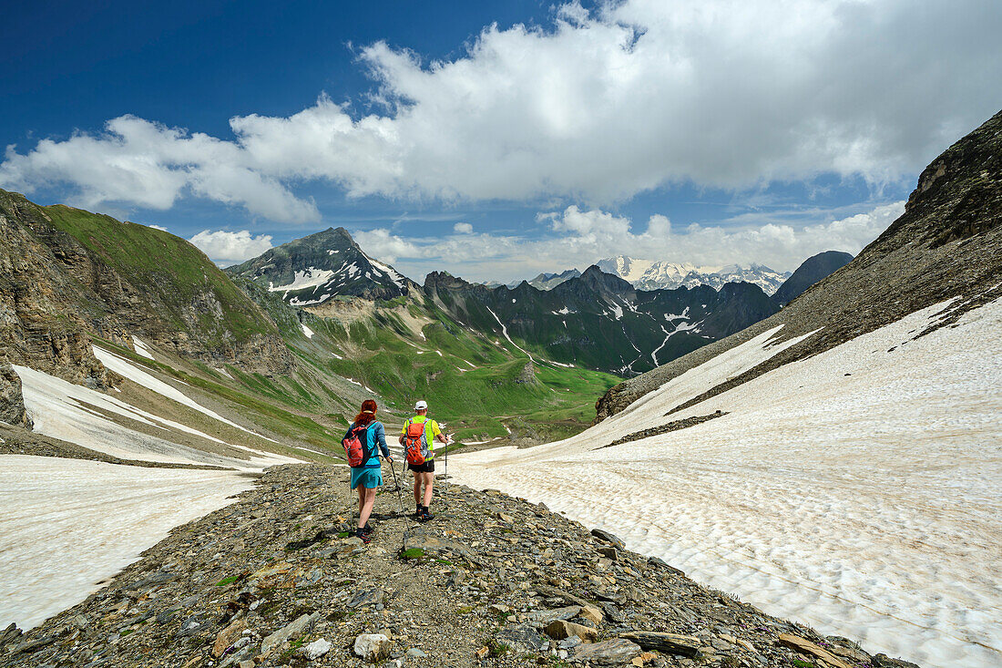 Mann und Frau beim Wandern steigen vom Rauhtaljoch ab, Rauhtaljoch, Pfunderer Höhenweg, Zillertaler Alpen, Südtirol, Italien