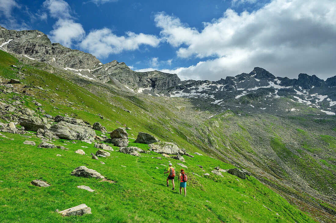 Mann und Frau beim Wandern steigen zur Gaisscharte auf, Gaisscharte, Pfunderer Höhenweg, Zillertaler Alpen, Südtirol, Italien