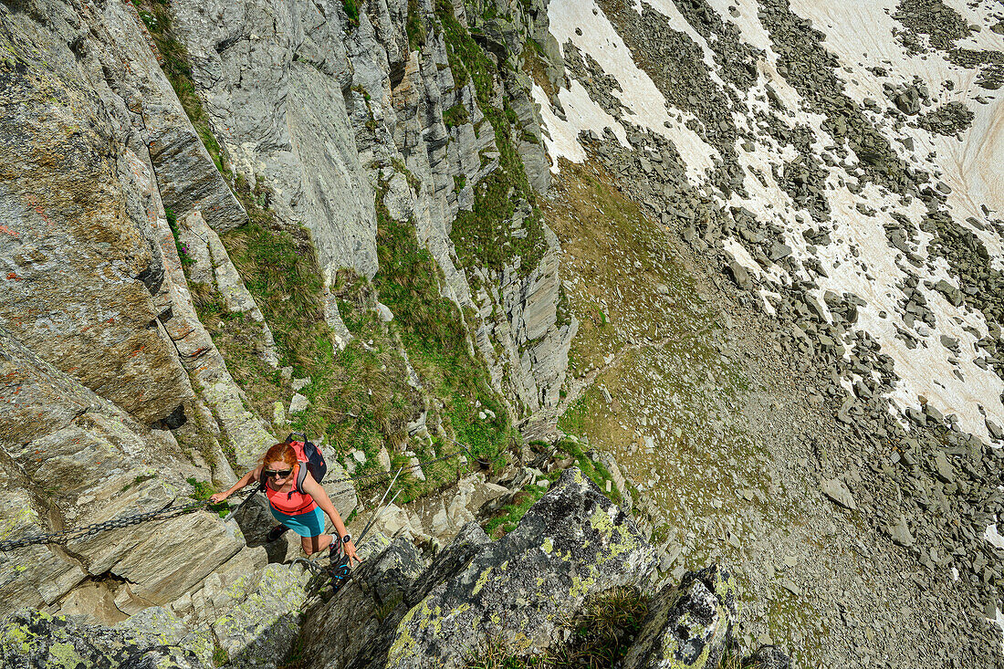  Woman hiking ascends to the steep Gaisscharte, Gaisscharte, Pfunderer Höhenweg, Zillertal Alps, South Tyrol, Italy 