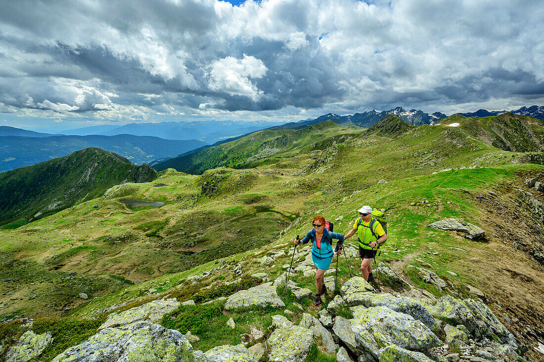  Man and woman hiking up to Sambock, Sambock, Pfunderer Höhenweg, Zillertal Alps, South Tyrol, Italy 