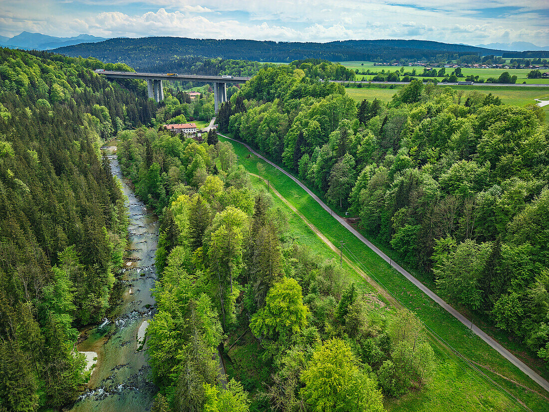 Luftaufnahme vom Mangfalltal mit Autobahnbrücke im Hintergrund, Weyarn, Oberbayern, Bayern, Deutschland