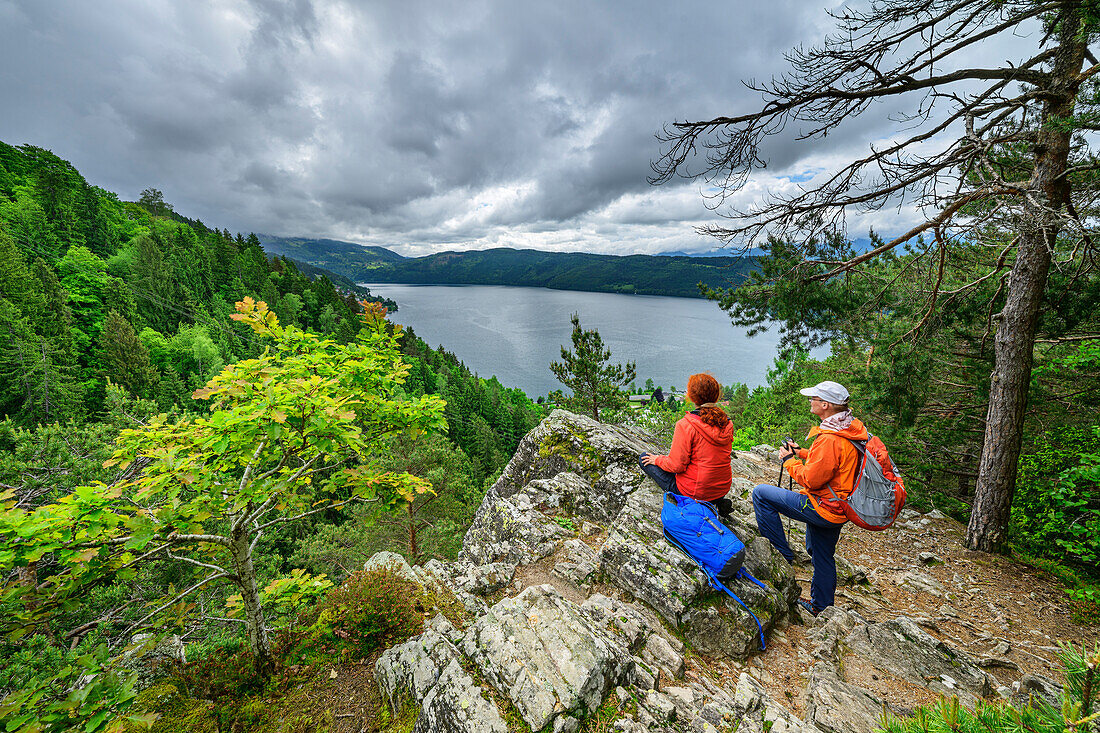 Mann und Frau an Aussichtspunkt Kanzel blicken auf Millstätter See, Via paradiso, Millstätter See, Nockberge, Niedere Tauern, Kärnten, Österreich