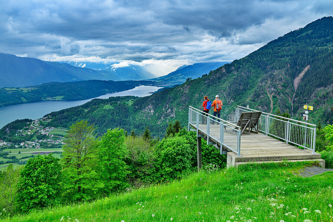 Mann und Frau an Aussichtspunkt Sternenbalkon blicken auf Millstätter See, Via paradiso, Millstätter See, Nockberge, Niedere Tauern, Kärnten, Österreich