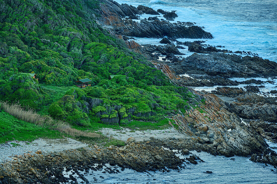 Tiefblick auf Küste und Hütten der Ngubu Hut, Otter Trail, Tsitsikamma Section, Garden Route National Park, Eastern Cape, Südafrika