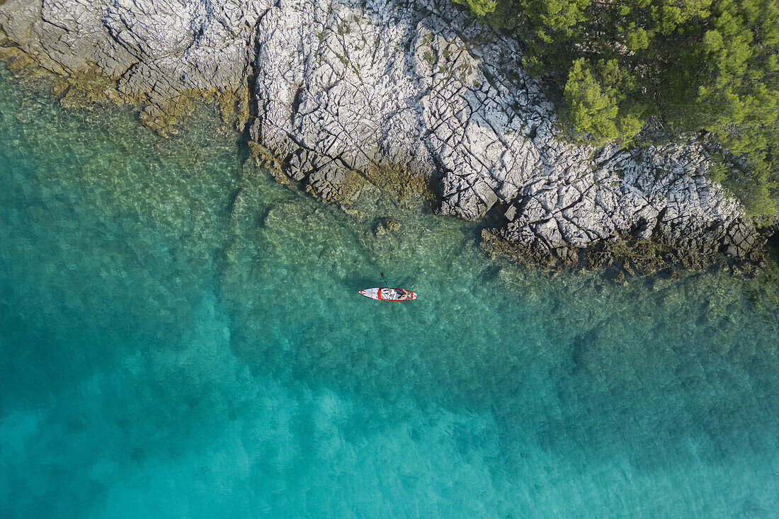 Luftbildaufnahme von zwei Paddel Boardern vor der Küste in Istrien, Kroatien.