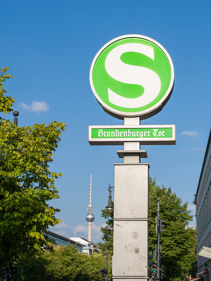  S-Bahn Brandenburg Gate, Unter den Linden, Brandenburg Gate, Berlin-Mitte, East Berlin, Berlin, Germany, Europe 