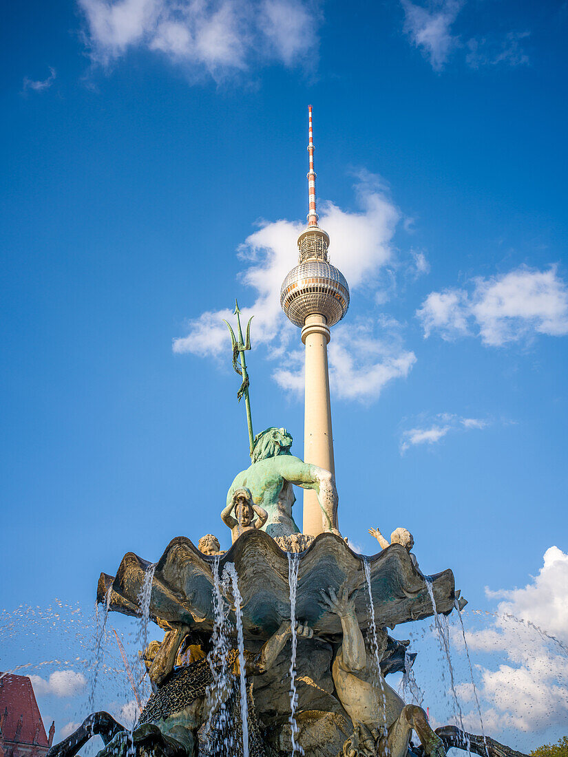  Neptune fountain and TV tower at Alexanderplatz, Berlin-Mitte, East Berlin, Berlin, Germany, Europe 