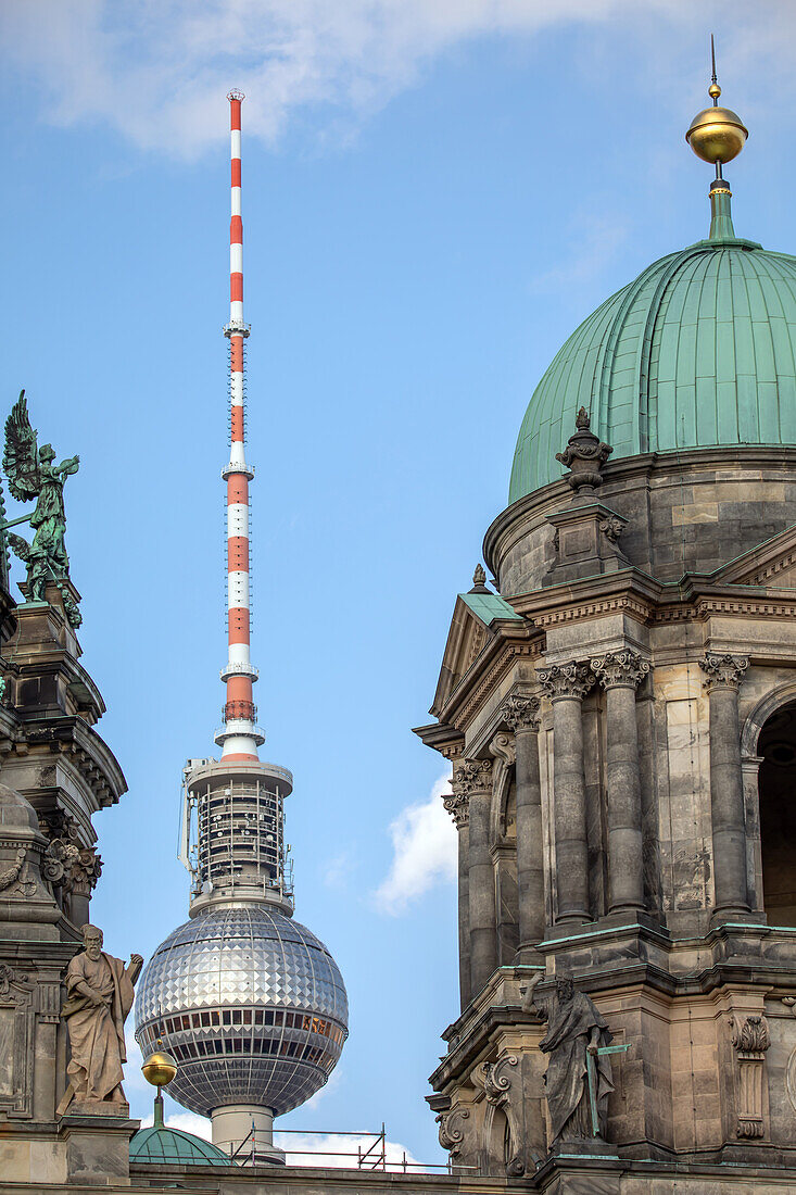 Der Berliner Fernsehturm hinter dem Berliner Schloss, Alexanderplatz, Berlin-Mitte, Ostberlin, Berlin, Deutschland, Europa