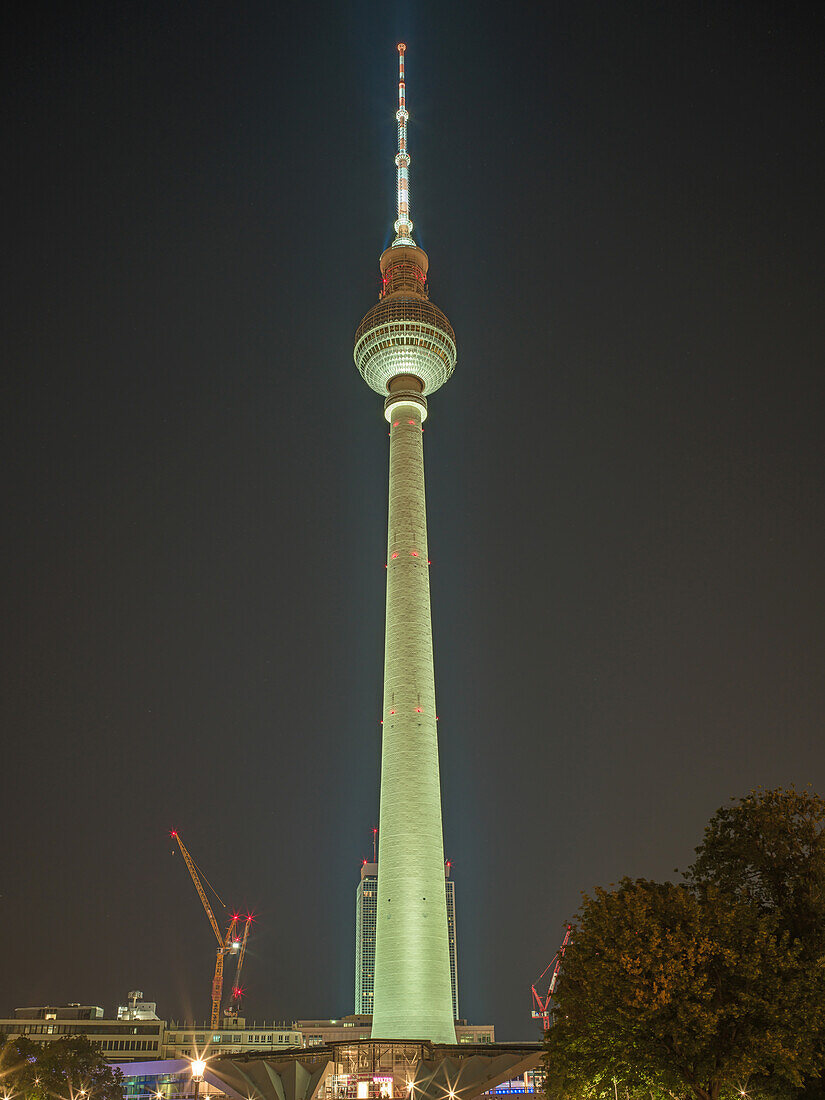  Berlin TV tower at night, Alexanderplatz, Berlin-Mitte, East Berlin, Berlin, Germany, Europe 