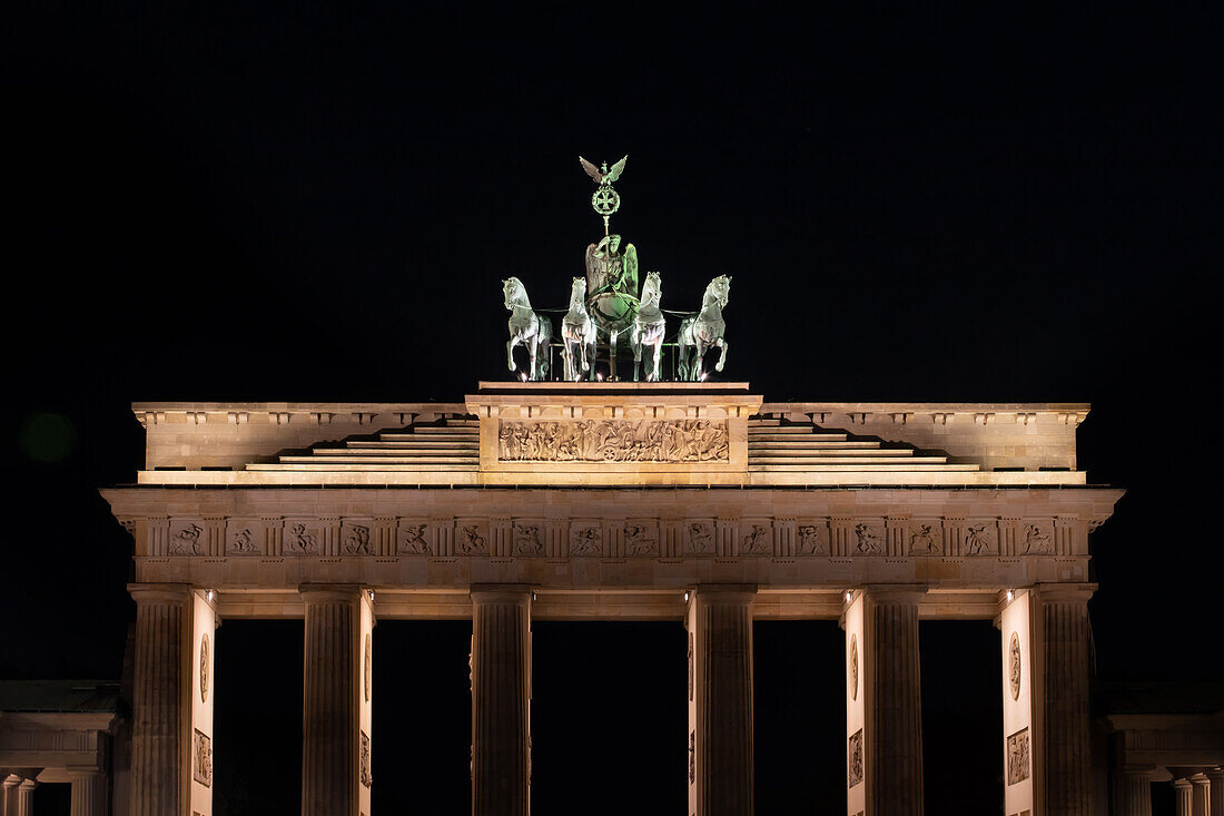  Brandenburg Gate at night, Unter den Linden, Berlin-Mitte, East Berlin, Berlin, Germany, Europe 