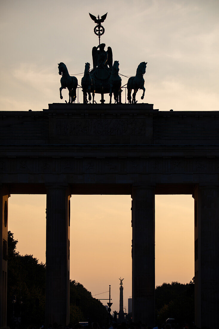 Brandenburger Tor und Siegessäule nach Sonnenuntergang, Unter den Linden, Straße des 17. Juni, Berlin-Mitte, Ostberlin, Tiergarten, Westberlin, Berlin, Deutschland, Europa