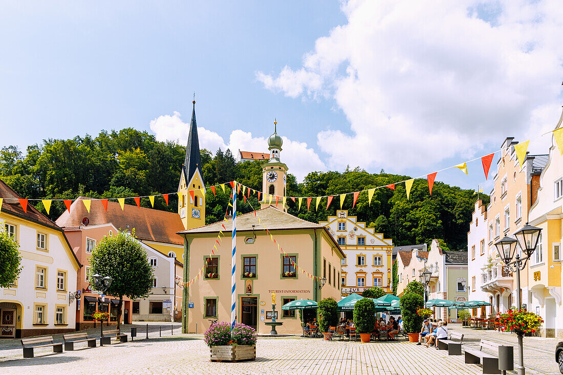 Marktplatz mit Blick auf Kirche St. Johannes und Touristinformation in Riedenburg im Altmühltal in Niederbayern in Deutschland