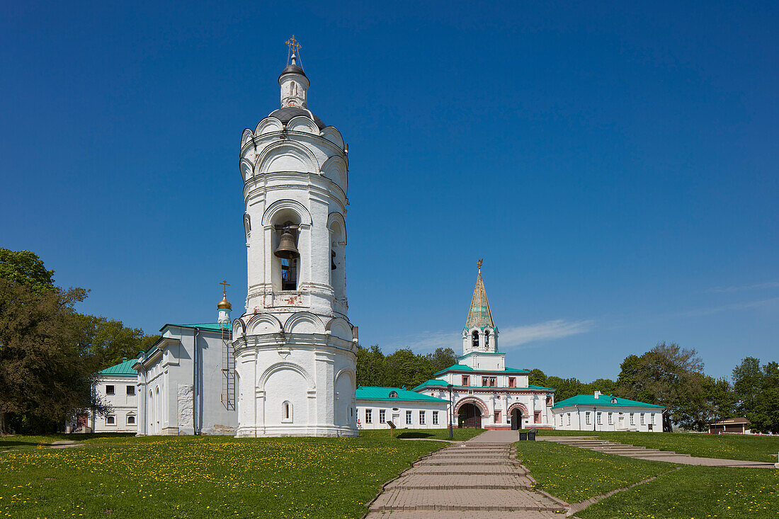 Außenansicht des St.-Georg-Glockenturm mit dem Front Gate-Komplex im Hintergrund. Museumsreservat Kolomenskoje, Moskau, Russland.