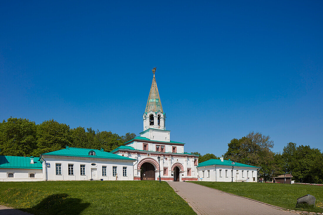 Exterior view of the Front Gate Complex (built 1671-1673). Kolomenskoye Museum Reserve, Moscow, Russia.