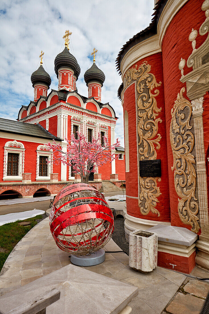  Kirchen im Vysokopetrovsky-Kloster (Hochkloster St. Peter). Moskau, Russland. 