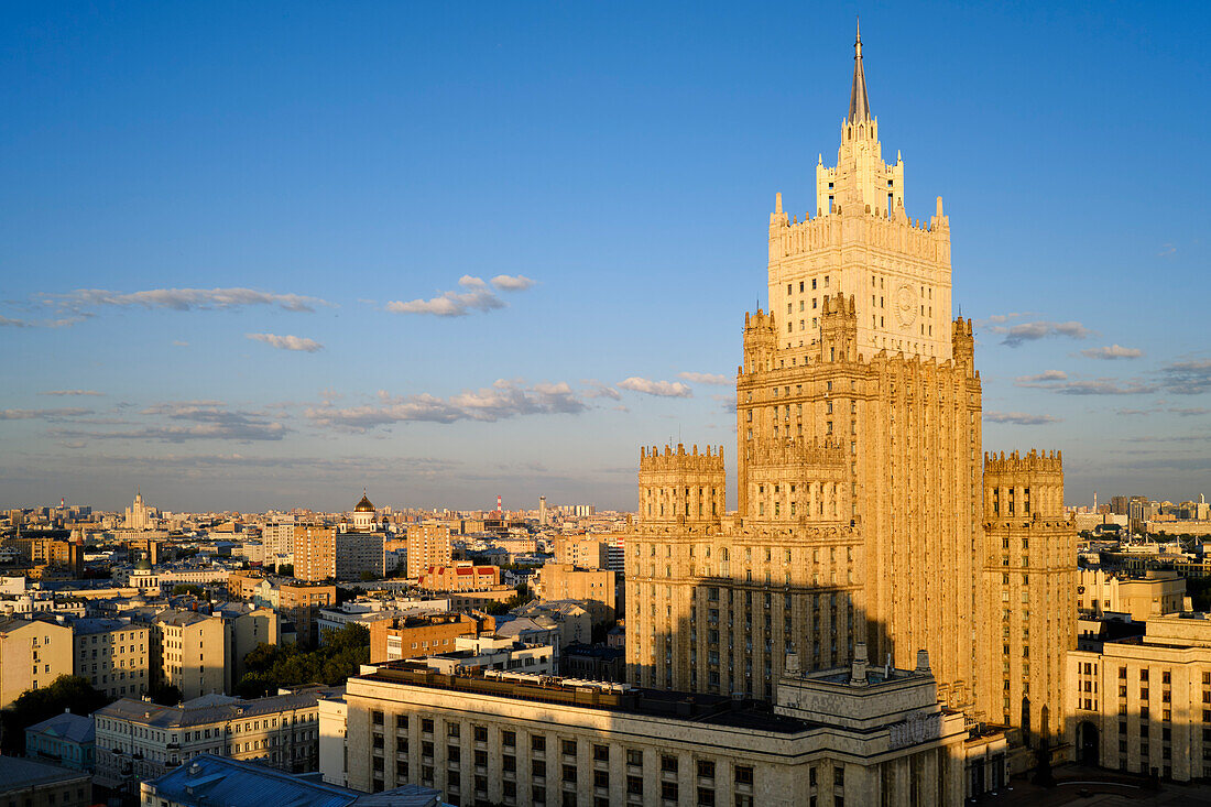  Luftaufnahme des Hauptgebäudes des russischen Außenministeriums (eines der sieben stalinistischen Hochhäuser) und der Umgebung. Moskau, Russland. 