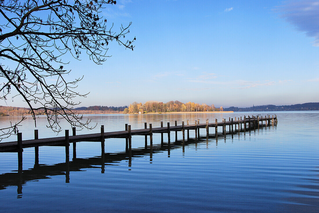 Steg und Blick auf die  Mausinsel am Wörthsee im Herbst, Landkreis Starnberg, Bayern, Deutschland