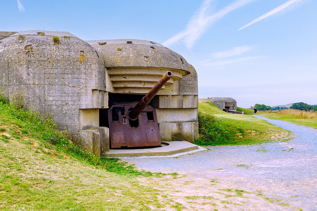  La Batterie Longues-sur-Mer (concrete bunker with 150-millimeter cannon, remains of a German battle battery of the Atlantic Wall in World War II) near Arromanches on the Côte de Nacre (Cote de Nacre, Mother of Pearl Coast, landing beaches) in the Calvados department in the Normandy region of France 