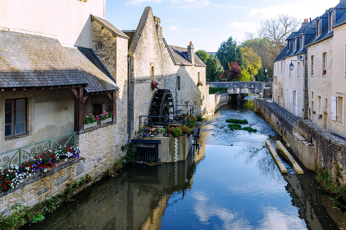 Altstadt von Bayeux mit Mühle und Steinbrücke am Fluss l'Aure in Bayeux in der Landschaft Bessin im Département Calvados in der Region Normandie in Frankreich