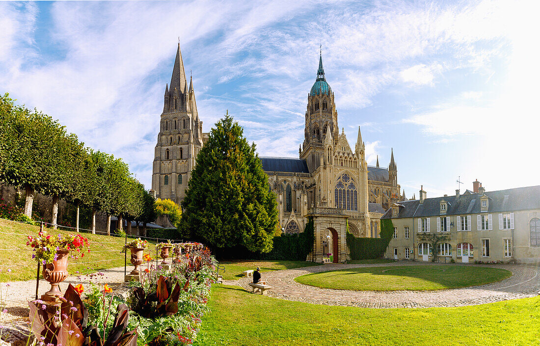 Cathédrale Notre-Dame und Innenhof des Barockpalais Hôtel du Doyen in Bayeux im Département Calvados in der Region Normandie in Frankreich