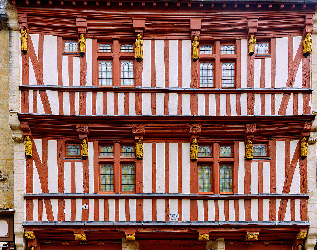  Half-timbered house Grand Hôtel d&#39;Argouges (Hotel d&#39;Argouges) with carved figures in the Rue Saint-Malo in the old town of Bayeux in the Bessin countryside in the Calvados department in the Normandy region of France 