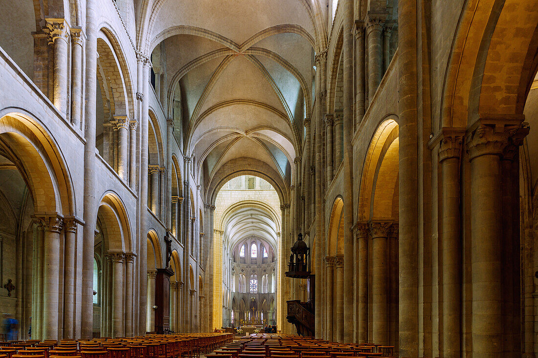 Innenraum der Kirche Saint-Ètienne (Saint-Etienne, Abbaye aux Hommes, Männerabtei) in Caen im Département Calvados in der Region Normandie in Frankreich