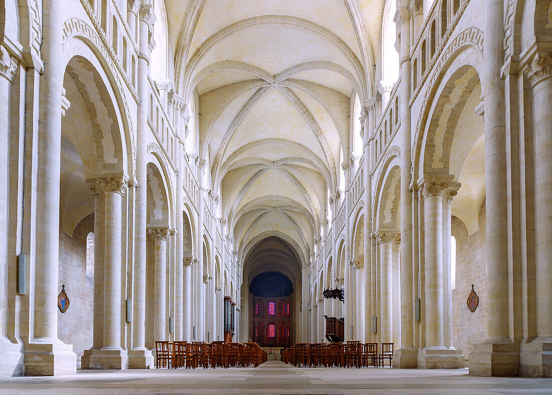 Innenraum der Kirche Église Sainte-Trinité (Sainte-Trinite, Abbatiale de la Trinité) in Caen im Département Calvados in der Region Normandie in Frankreich