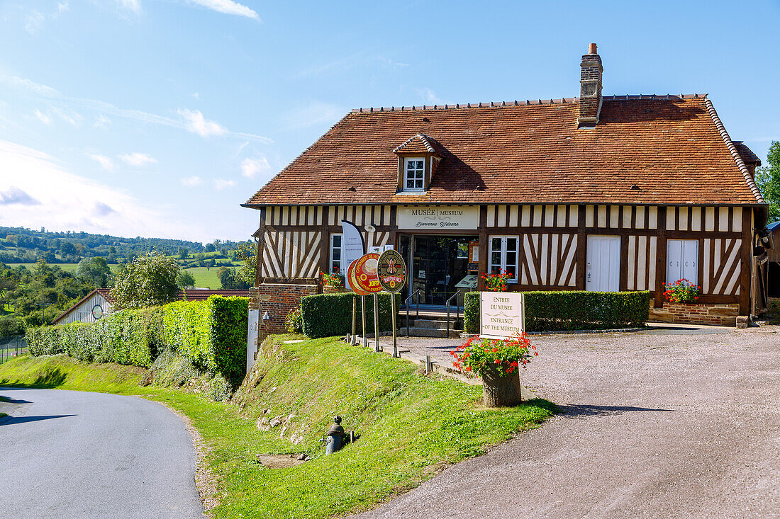 Camembert mit Käsemuseum im Pays d'Auge im Département Calvados in der Region Normandie in Frankreich