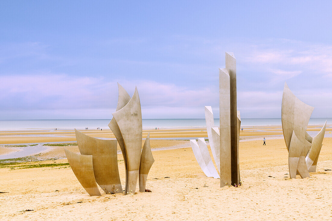 Dreiteilige abstrakte Metallskulptur "Les Braves" (Die Tapferen) von Anilore Banon am Omaha Beach an der Côte de Nacre (Cote de Nacre, Perlmuttküste, Landungsstrände) im Département Calvados in der Region Normandie in Frankreich