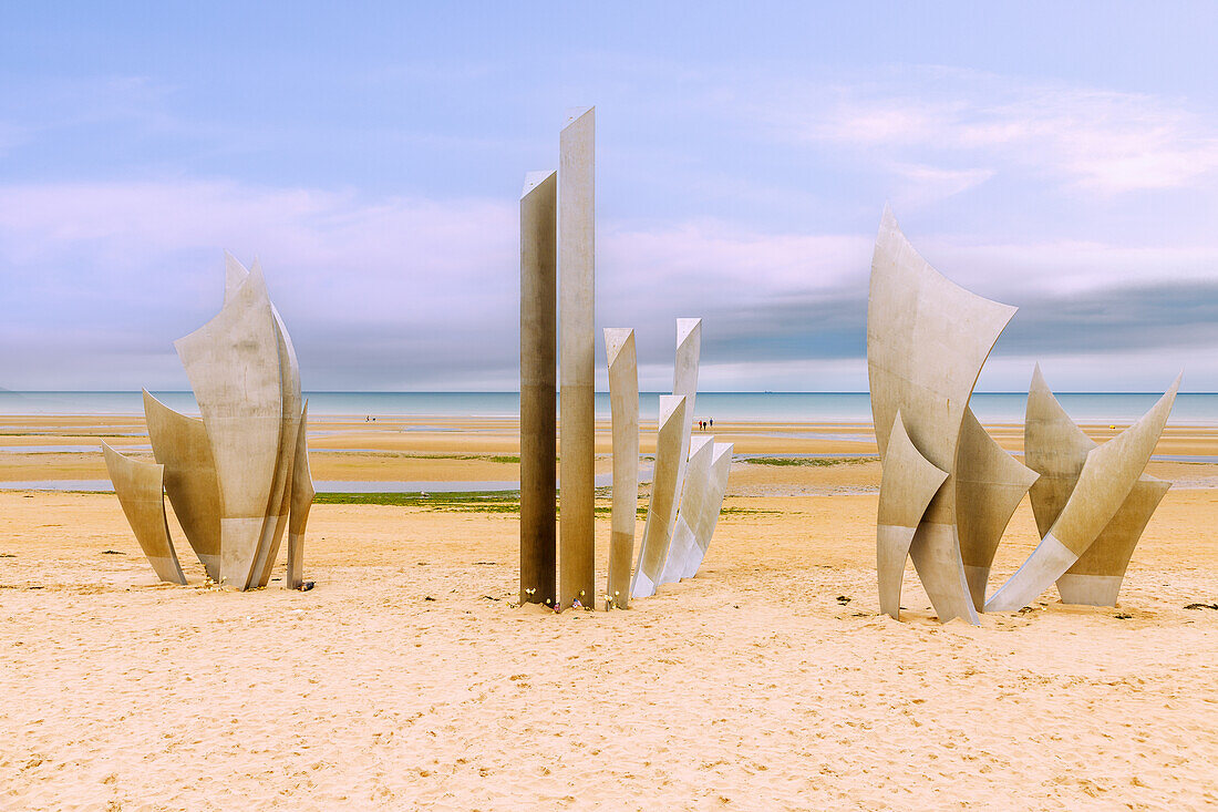 Dreiteilige abstrakte Metallskulptur "Les Braves" (Die Tapferen) von Anilore Banon am Omaha Beach an der Côte de Nacre (Cote de Nacre, Perlmuttküste, Landungsstrände) im Département Calvados in der Region Normandie in Frankreich