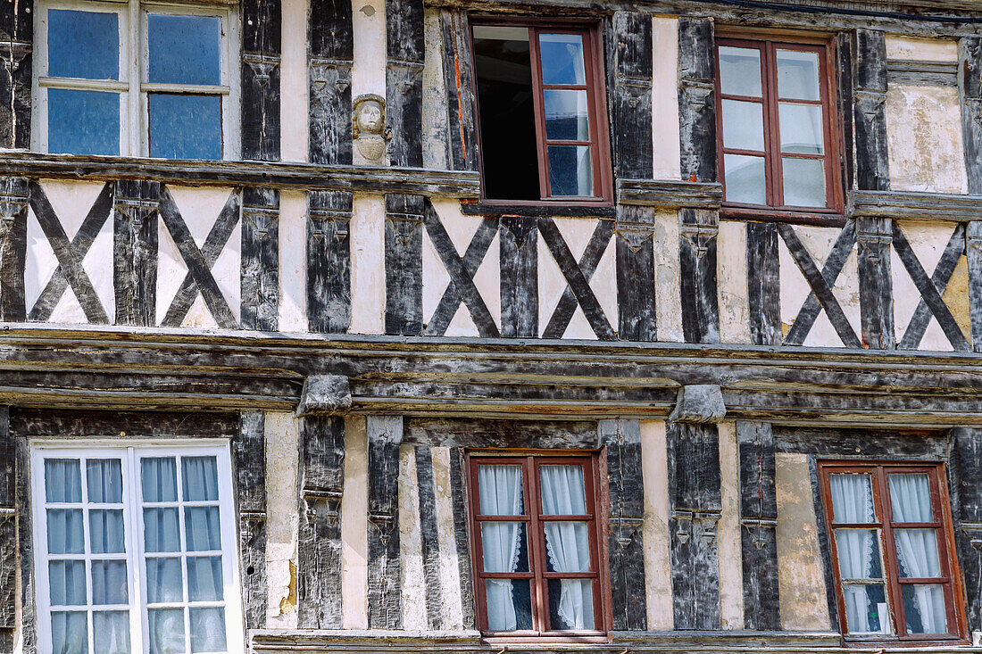 Fachwerkhaus an der Straße Rue Grande in Orbec im Pays d'Auge im Département Calvados in derRegion Normandie in Frankreich