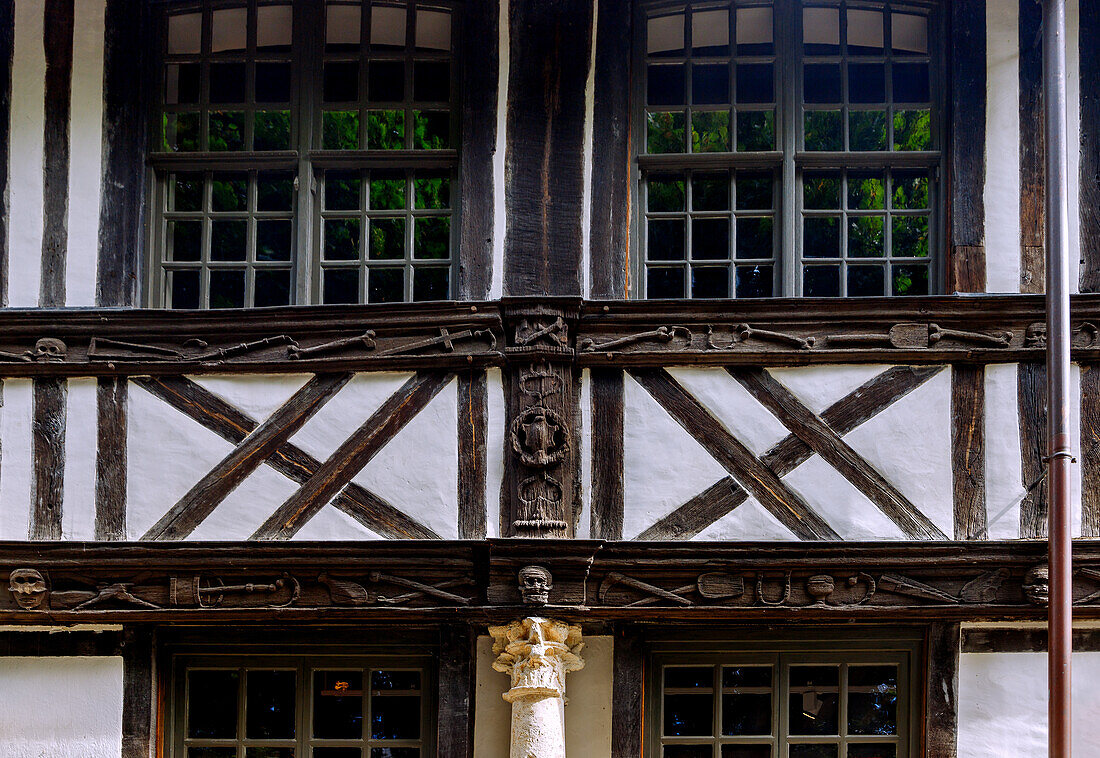 Aître de Saint-Maclou (Aitre) mit Totentanzornamentik und Holzschnitzereien mit Knochen und Schädeln in Rouen im Département Seine-Maritime in der Region Normandie in Frankreich