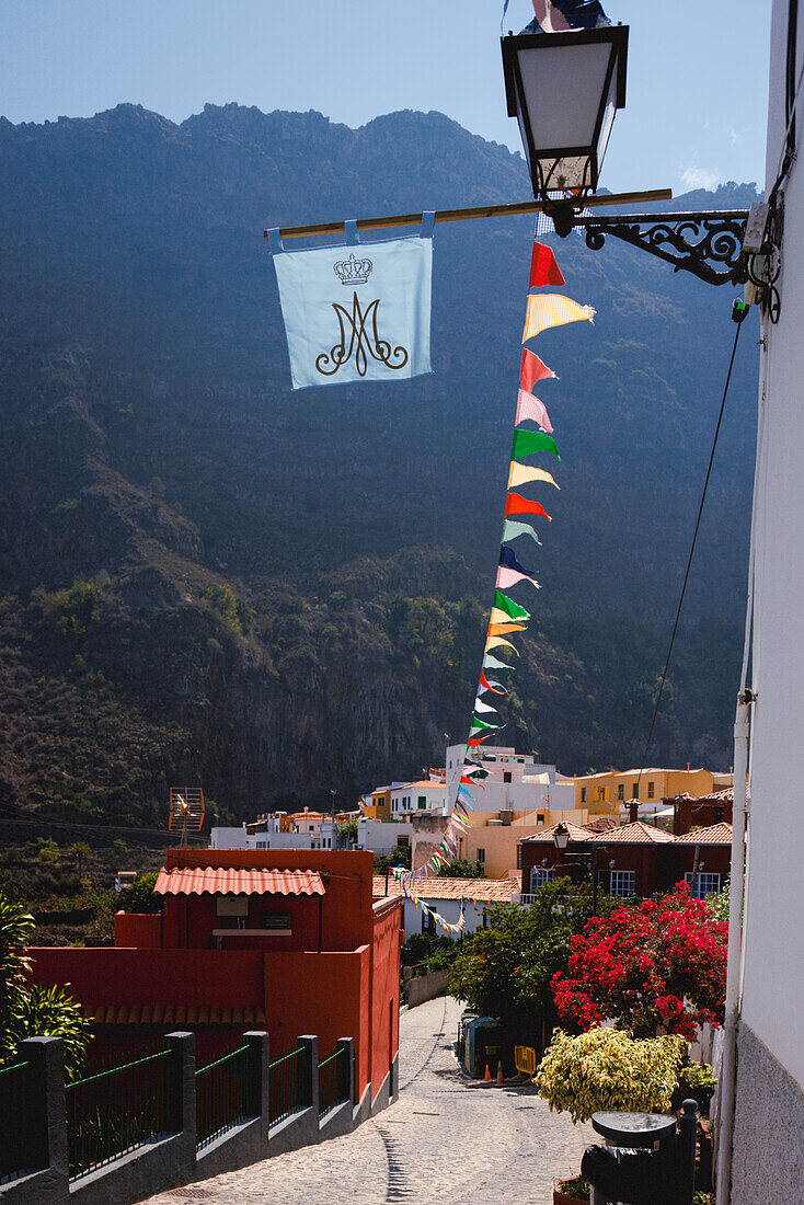 Das spanische Dorf Agulo in den Bergen von La Gomera, kanarische Inseln zur Mittagszeit