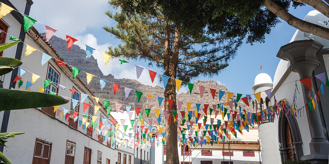 Das spanische Dorf Agulo in den Bergen von La Gomera, kanarische Inseln zur Mittagszeit